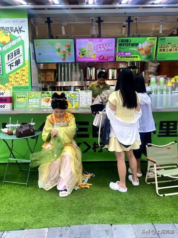 边拍边画丨汉服、二次元……中外游客争相来这打卡
