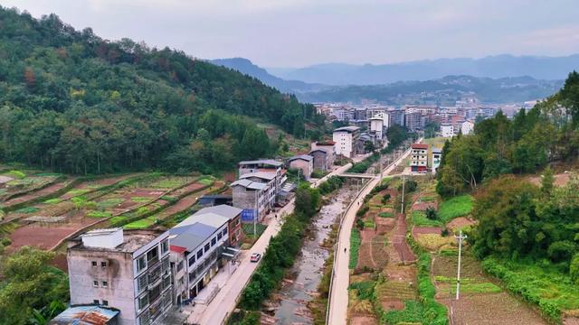 乡间行记:驱车穿行插腊村到岳溪镇,在弯弯山路中找回遗忘的时光