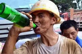 农民工中午吃饭，为什么都喜欢喝一瓶啤酒？生理和心理的双重需求图片