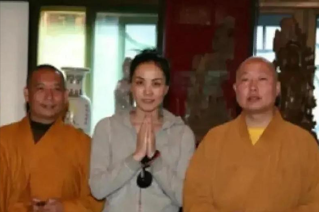 王菲这下栽跟头了！释永信被调查，第一个怀疑的就是常年信佛的她