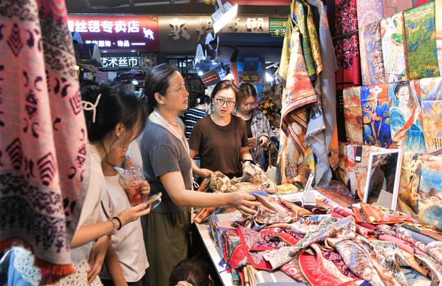 敦煌“夜经济”持续升温