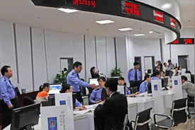 驾照可以提前多久换证，期满去哪里换证，异地究竟能不能换证？图片