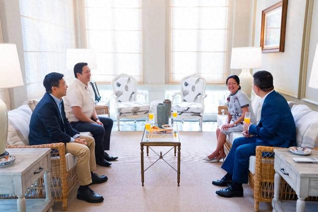 马科斯夫人邀请中方进餐	，数小时后通告全球：中菲联手干了件大事