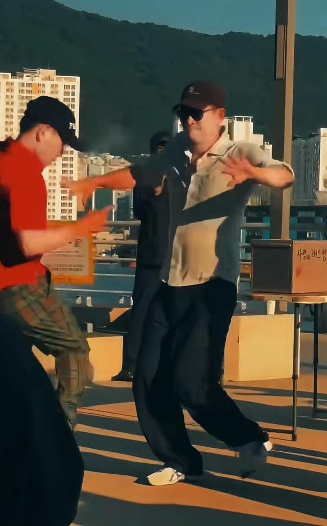 王千源带女儿韩国度假，打扮年轻跟大妈跳广场舞，长得凶但人特逗