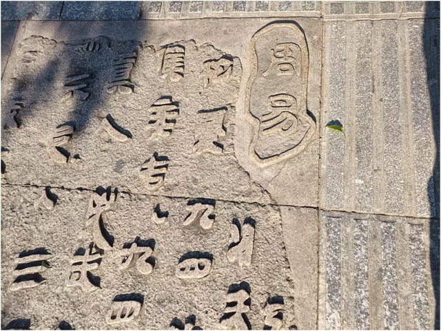 长沙人民西路的行人便道“坑坑洼洼”
