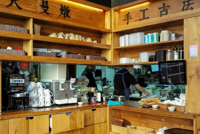 不走寻常路的国际化县城，关心一日三餐，更关心咖啡和汇率