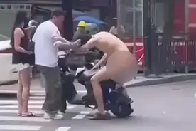 广州街头一男子赤身裸体霸占别人电动车，男子颜值很高，网友炸锅图片