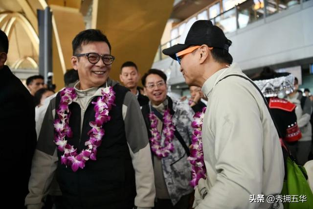 冬日氛围感拉满！跟着香港明星足球队，解锁翠湖海鸥+梧桐黄墙的浪漫剧本