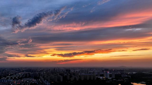 初秋的晚霞映红宁阳小城