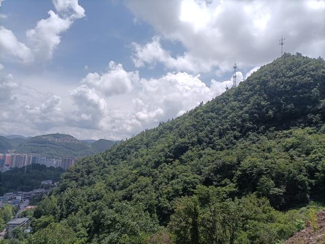 湖北巴东绿葱坡有个灯盏窝森林公园，特别适合夏纳凉冬滑雪
