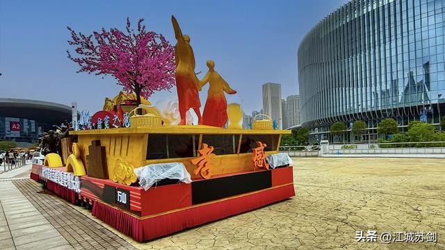 走进武汉国博中心，领略花车魅力