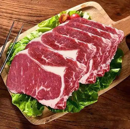 特朗普呼吁降牛肉价遭拒!美牛存栏75年来最低,突显供应链危机