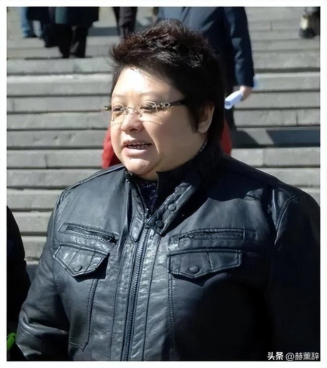 “骗”了30年，韩红亲爹居然是他？难怪没人敢惹，这身份太惊人！