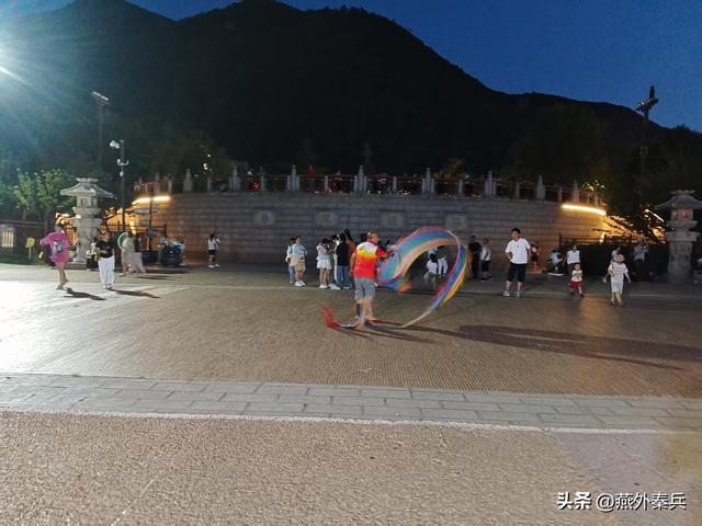 华清宫外的夜色，是文旅的尴尬，居民的闲娱，游客的懵逼