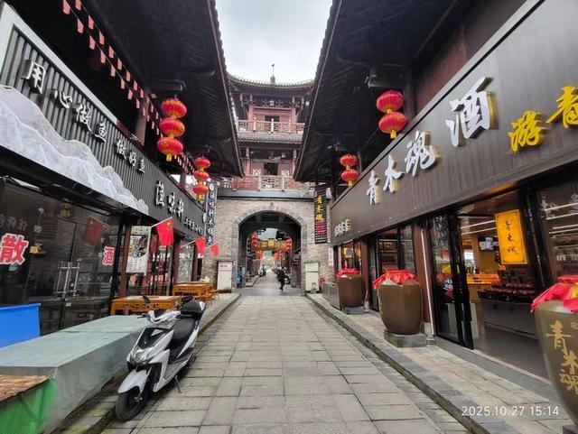 游览汉中市的青木川古镇