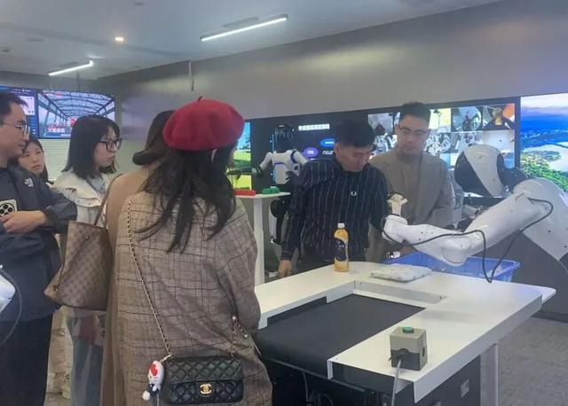 上财商学院MBA/EMBA走进产业园(14)智元机器人