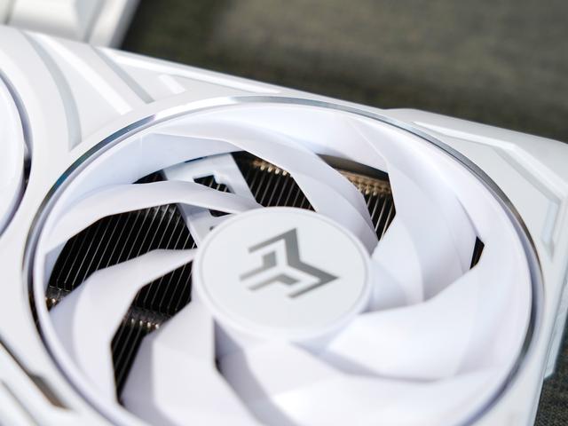 8G显存是原罪，还是光追来背锅？RTX5060金属大师对比评测