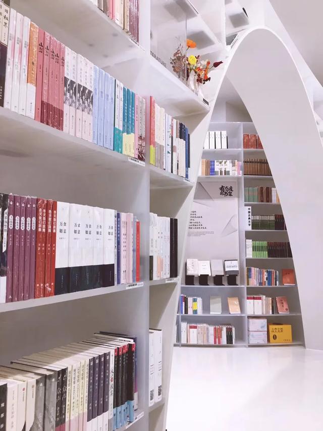 淘书逛展、夜游夜市、盖章打卡……上海书展的快乐，弥漫在整座城市→