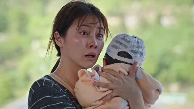 明明同一人，演完《人世间》演《利剑玫瑰》，她反差大差点没认出