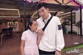 温情!孙铭徽回吉林探亲和小17岁妹妹团聚,故意逗她:小黑胖想我没?图片