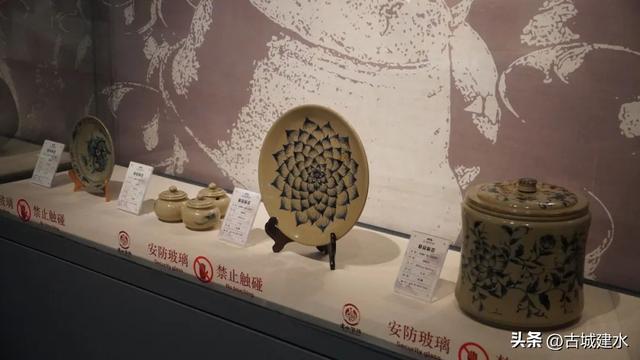 “文化纳凉” 建水图博两馆人气旺