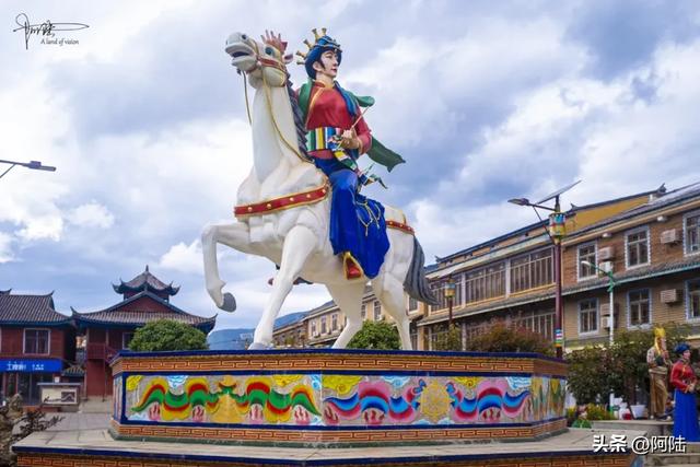 泸沽湖畔的狮子山海拔3770米,是摩梭族传说中格姆女神的化身