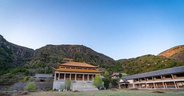 门头沟山顶藏“京西紫禁城”：烂尾十年，荒草里立金瓦大殿