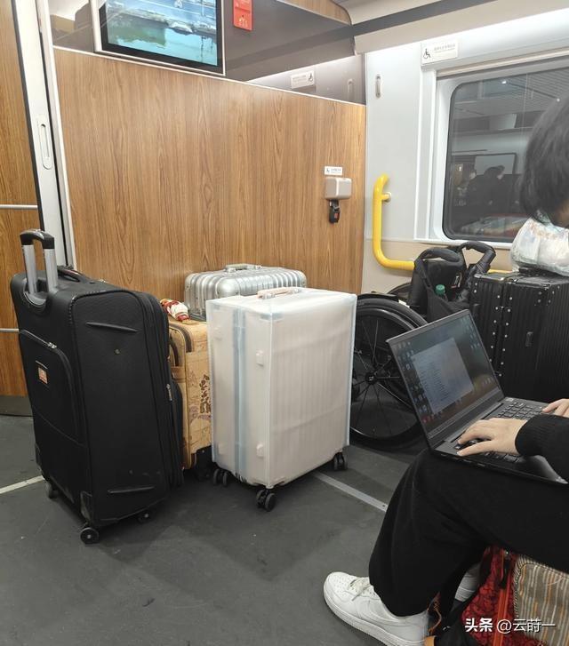 女子徒步上海后续：真容曝光，身份被扒生意受影响，连发4条声明