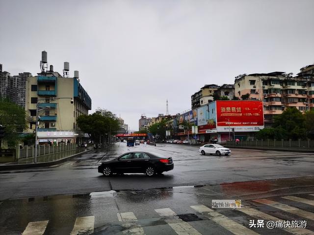雨中漫步乐山城