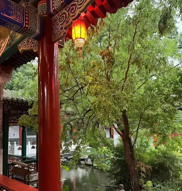 李湘晒北京小院，这应是她的房产之一吧，女儿王诗龄是唯一继承人