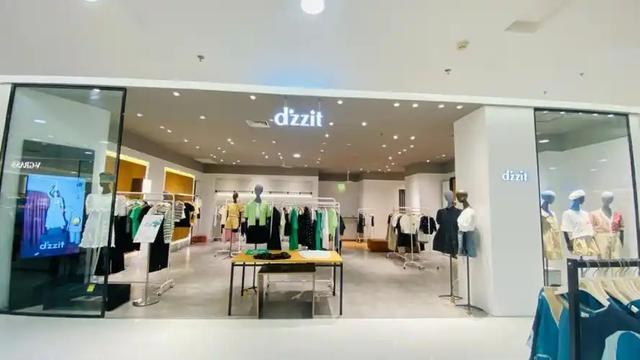 收割中产的“女装一姐”卖不动了？价格大跳水后，直接暴跌16.23%