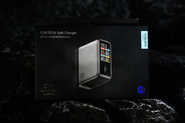出门包里揣着 10号超级电能充Ultra，就像揣了个 “电量急救包”