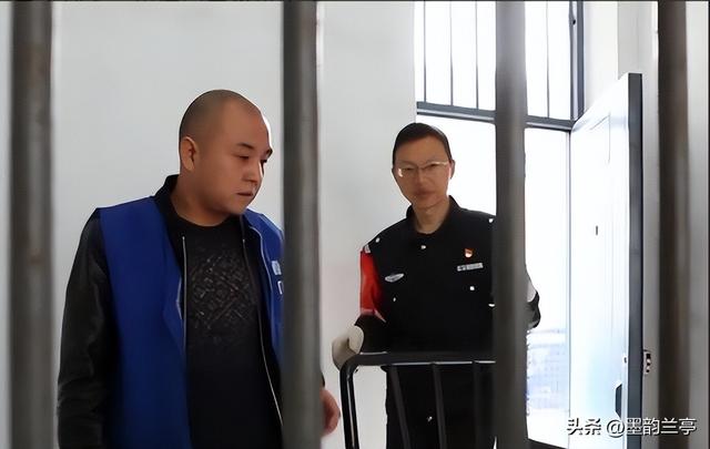 杀人凶手凭空消失，警方追凶20年后才知，他藏在“最安全的地方”