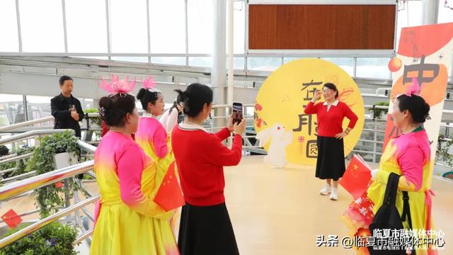 来打卡了吗？临夏市花卉艺术中心人气爆棚，“芬芳馥郁”的文化盛宴引领假期潮流～