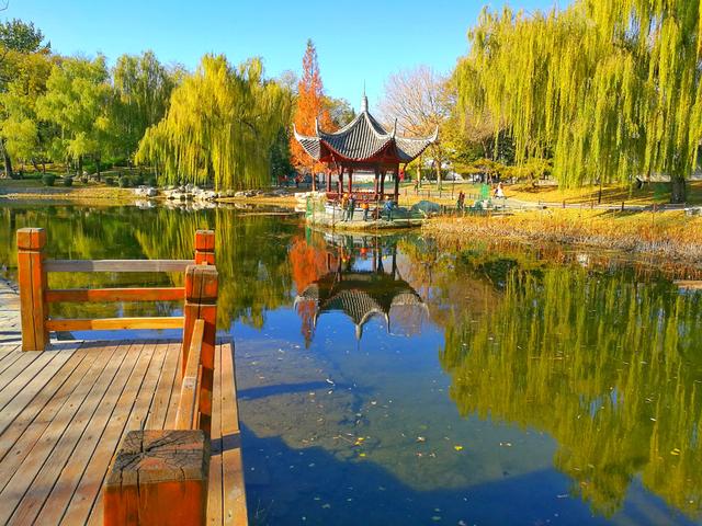 狂风散尽现碧空 北京市民陶然亭公园共赴“大风蓝”之约