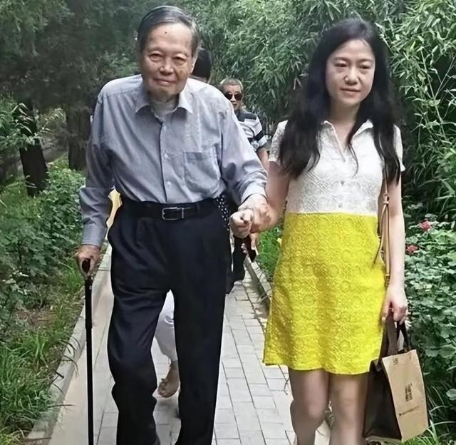 2021年，99岁杨振宁与72岁岳母罕见出镜，头发黑了，翁帆有些发福