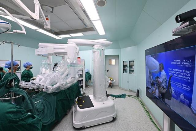 全球首例，跨4200公里 不到7分钟，机器人完成远程微米级眼科手术