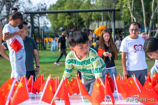 国庆假期这个 “红旗映山河” 火了！孩子玩着学地理，大人们很感动