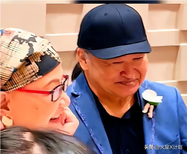 刘欢女儿举行婚礼！桌上摆了茅台，刘欢眼眶红了，新娘打扮掉价