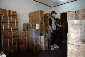 西安66岁老太太被哄骗 30万元买近400箱白酒堆满房子图片