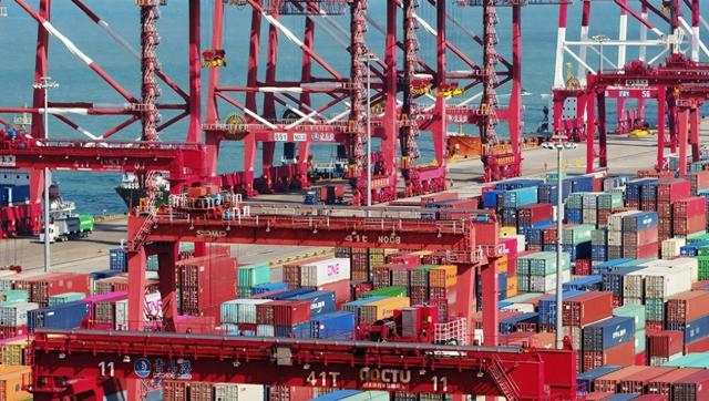 中国贸易顺差突破万亿美元，这个数字背后，正在发生什么？