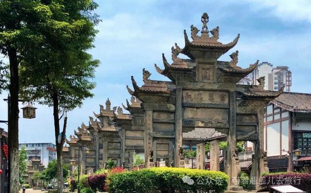四川南部小城，与网红荣昌一字之差，为何游客都往隔壁邻居家跑？