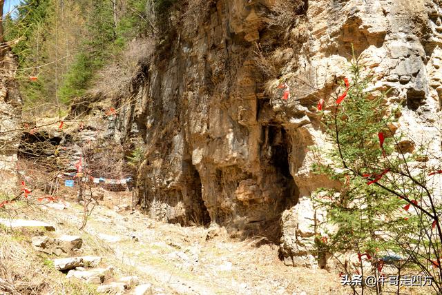 山西宁武石门悬棺：万仞崖龛藏古柩、千年石棺映翠岚