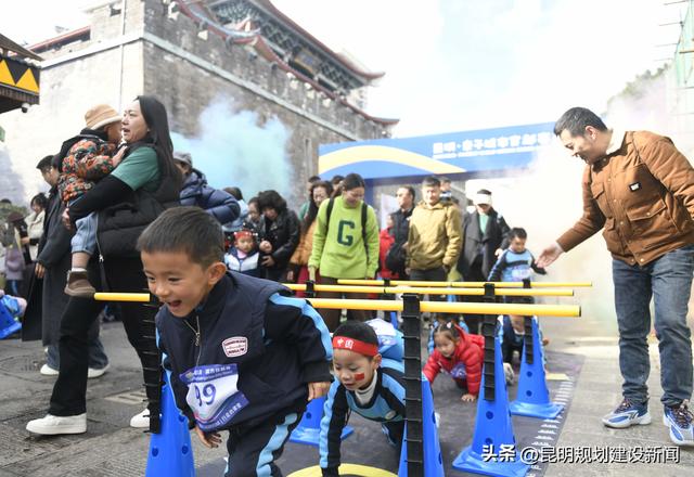 “大手牵小手”亲子城市穿越赛活力开赛