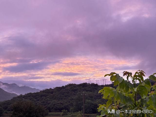 暴雨过后云雾之上，彩虹晚霞遥相辉映