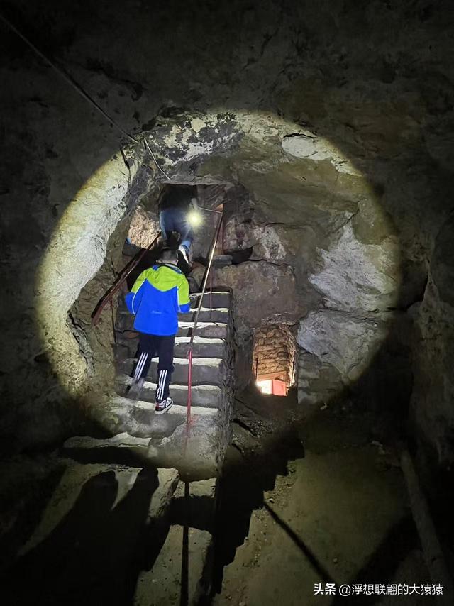 淄川有座小山西边的“山西村”，村里有座借助洞窟修建的“洞庙”