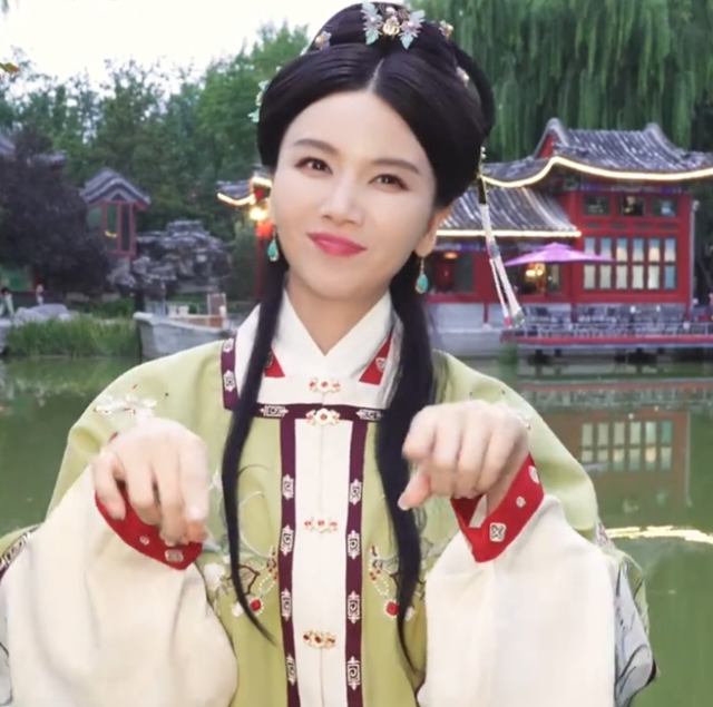 与陈思诚恋爱，和富豪老公闪婚闪离，41岁独自抚养女儿的她成赢家
