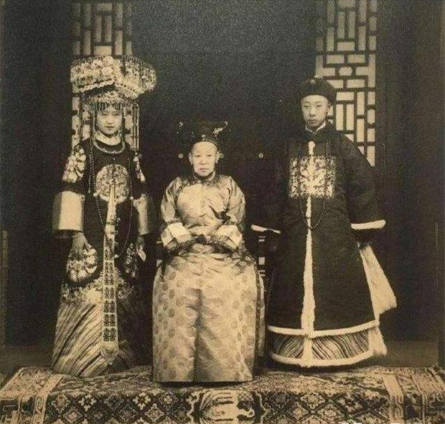 隆裕太后与袁世凯谈退位条件时，几乎全部答应，唯独此事宁死不从