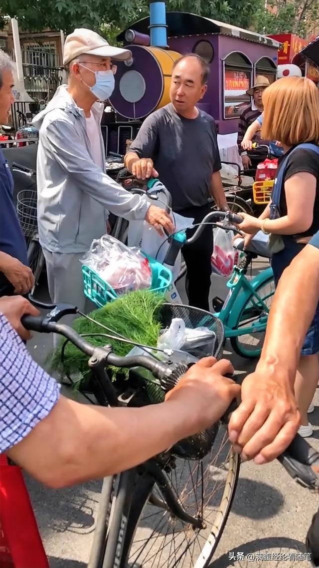 犯众怒！骑车蹭到大爷，女子不停道歉，大爷要女子受点教训赔钱！