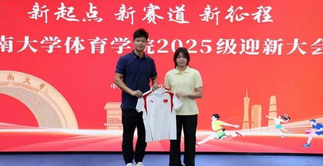 陈若琳问全红婵：大学一个月生活费多少？全红婵的回复显情商